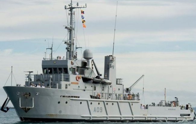 В Австралии семейная пара выкупила военное судно 2